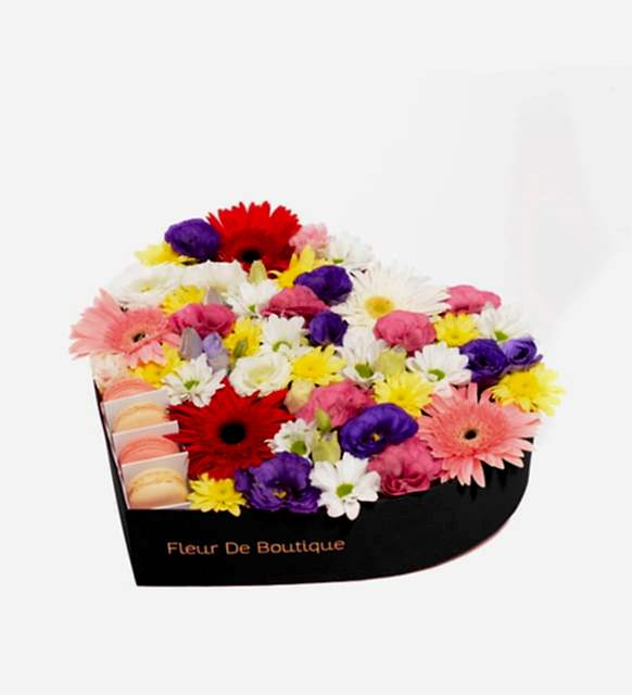 kalp kutuda rengarenk çiçekler