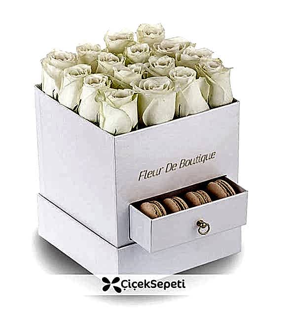 beyaz kalp kutuda beyaz güller ve makaron